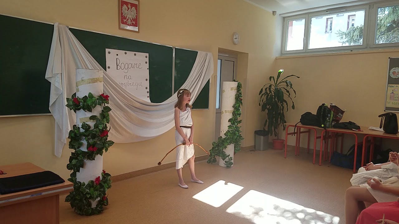 Przedstawienie „Bogowie na wybiegu” w wykonaniu uczniów klas V
