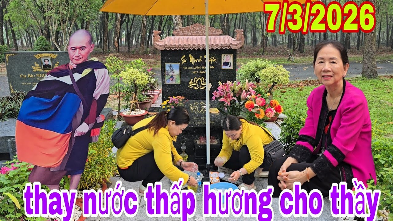 Sáng bích đến thay nước lau mộ thấp hương quét sàng nhà sung quanh mộ thầy minh thiện 