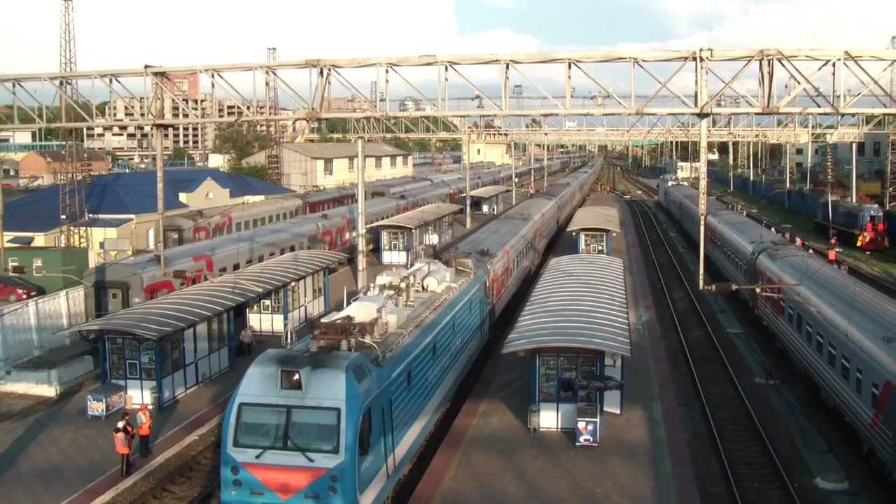 Прибытие ЭП1М-593 с поездом Кисловодск — Москва