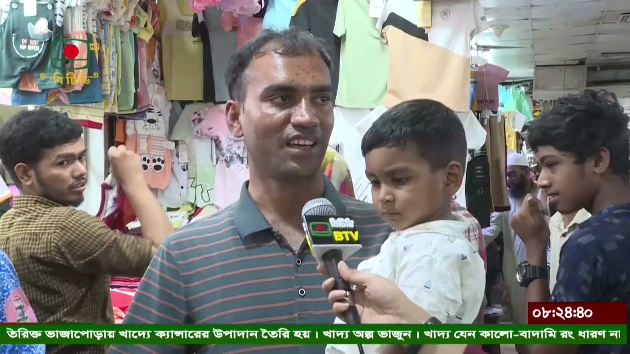 ঈদকে সামনে রেখে রাজধানীর বিভিন্ন শপিংমলে ক্রেতাদের ভীড়