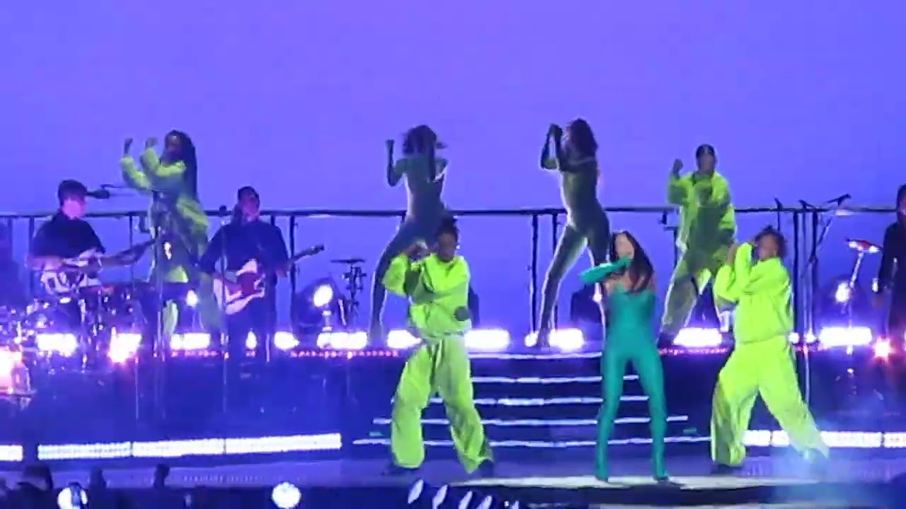 Dua Lipa - Intro / Physical (Future Nostalgia tour - Santiago, Chile)