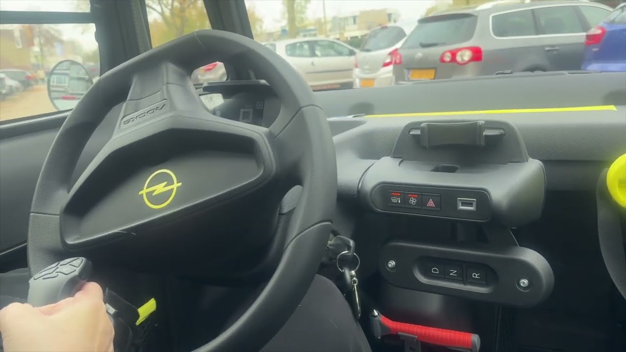 Eenhandig rijden met een brommobiel – Monique’s eerste rit alleen.
