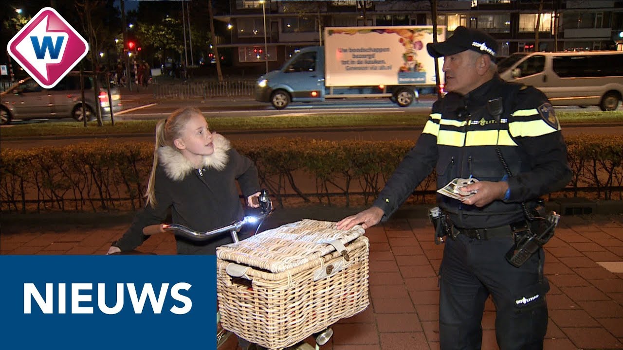 Boetes en 'thuiskomlampjes' uitgedeeld bij fietslichtcontrole - OMROEP WEST
