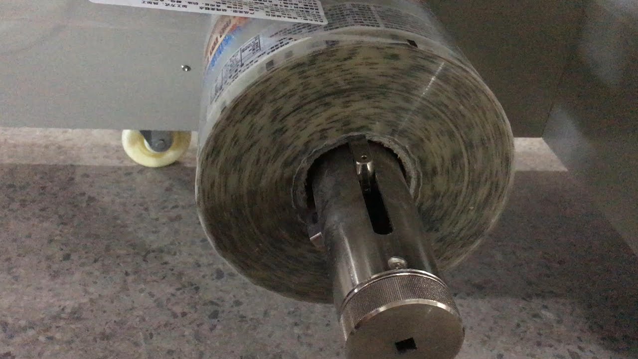 Pillow packaging machine - film filling process demonstration 枕式包裝機-裝膜製程演示