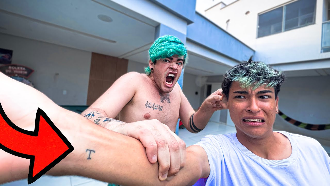 Meu IRMÃOZINHO fez uma TATUAGEM pra EX NAMORADA escondido!
