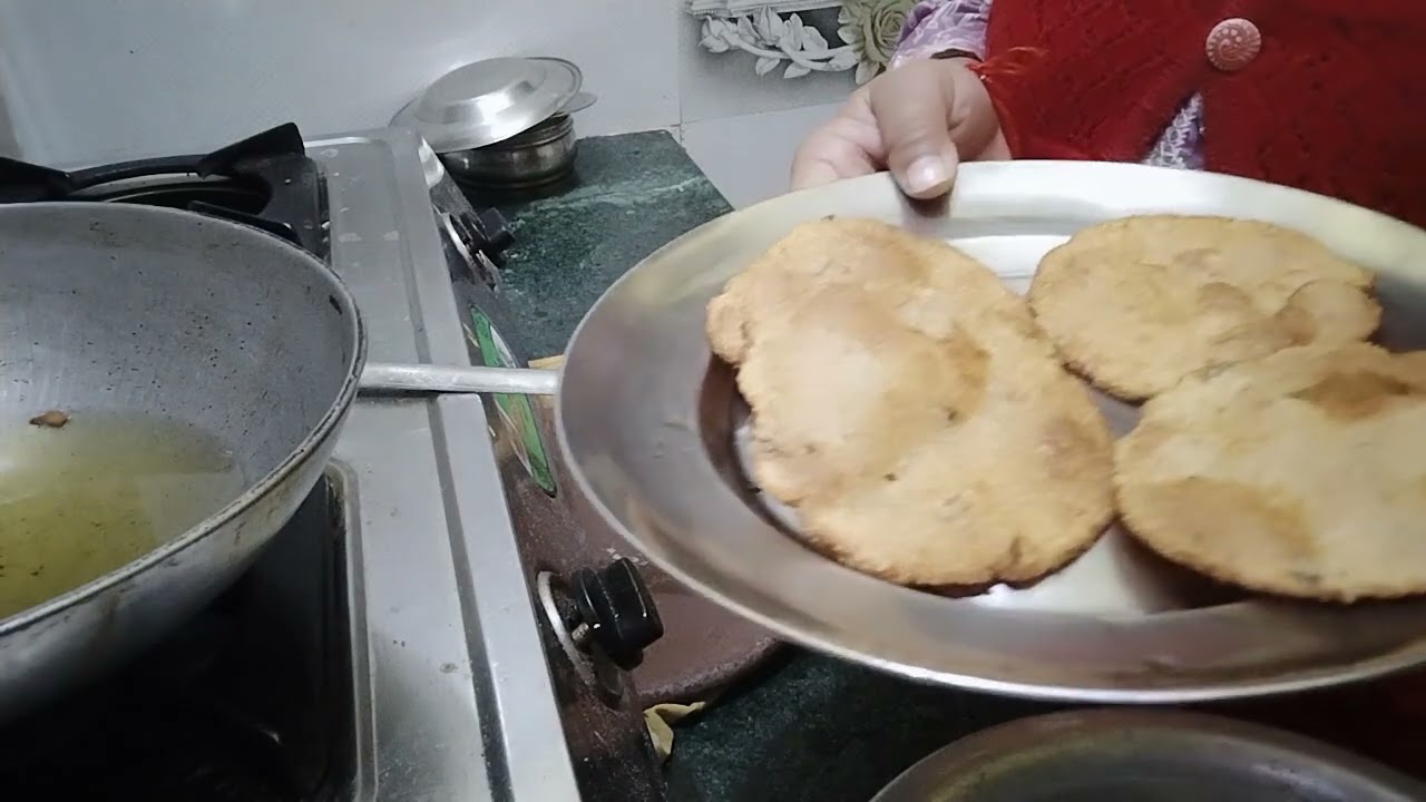 10 मिनट में तैयार होने वाली आलू और सूजी की कचौड़ियां  