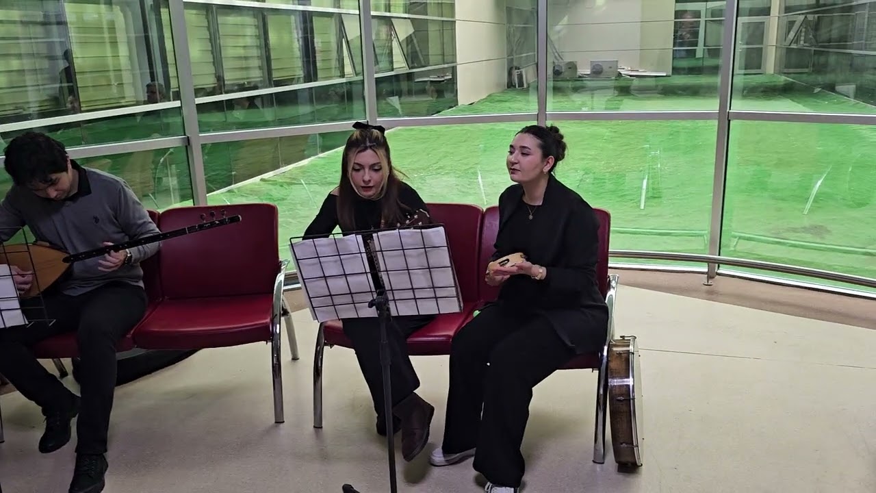 DEMİRCİ'DE Devlet Hastanesinde Eğitim Fakültesi Güzel Sanatlar Bölümü Son Sınıf öğrencileri Müzik di