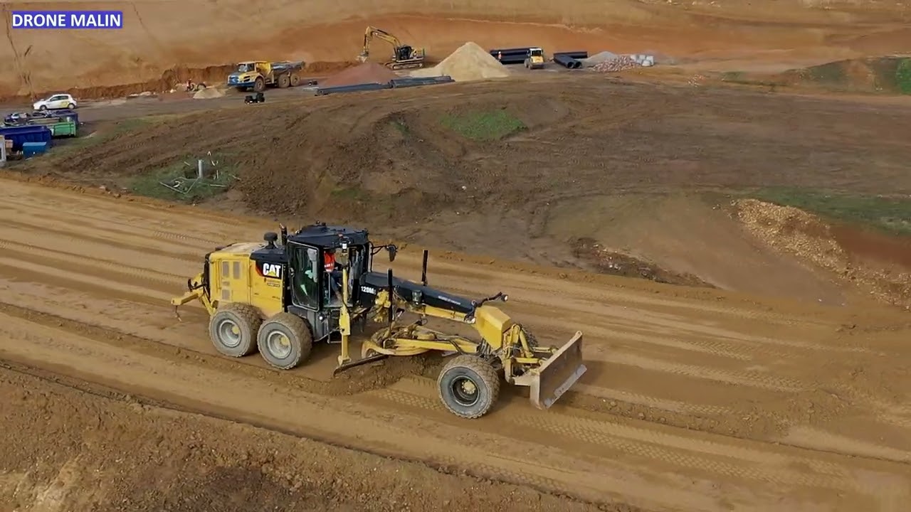 Travaux de terrassement pour réalisation d'une route en vue aérienne par drone