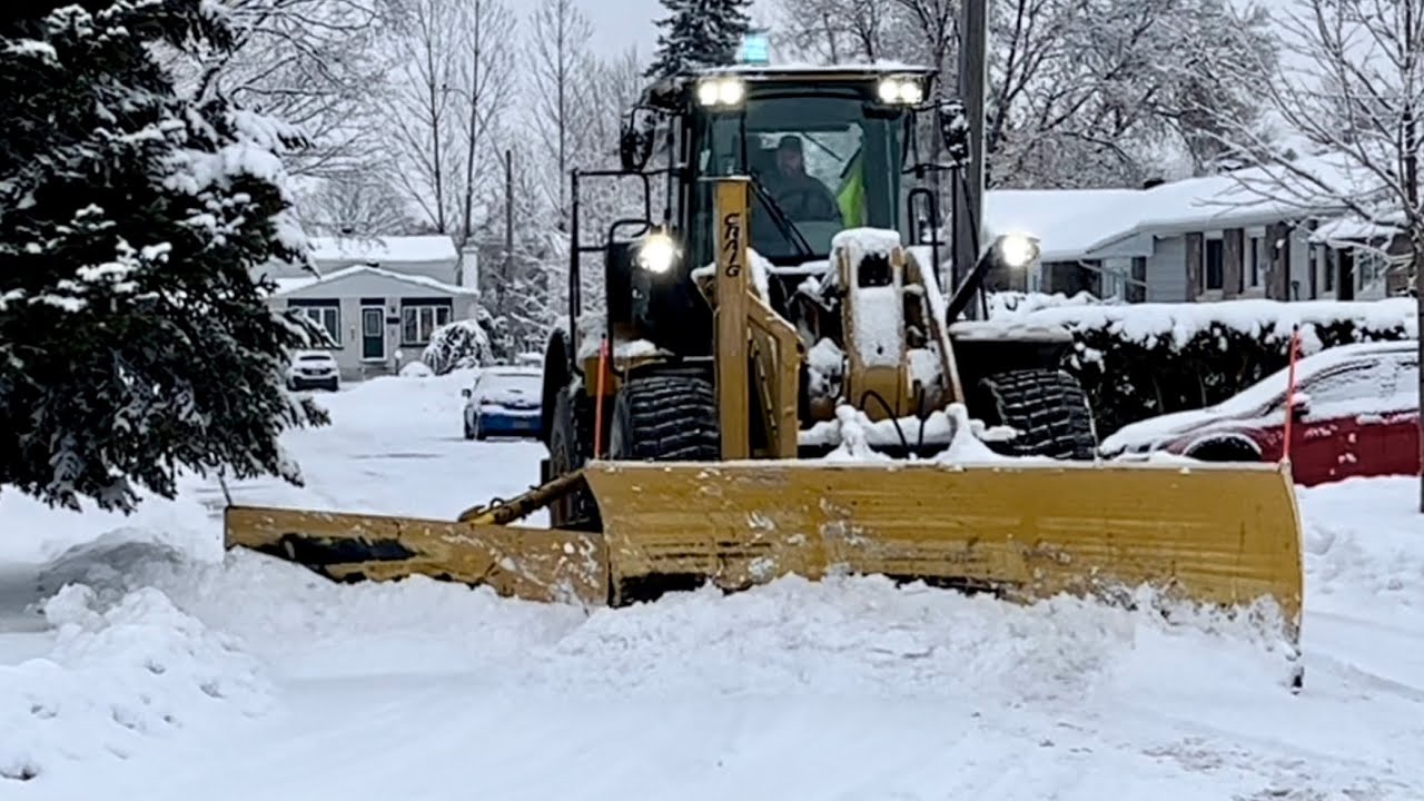 Snow Removal CAT 950m with Wing Plowing Snow #snow