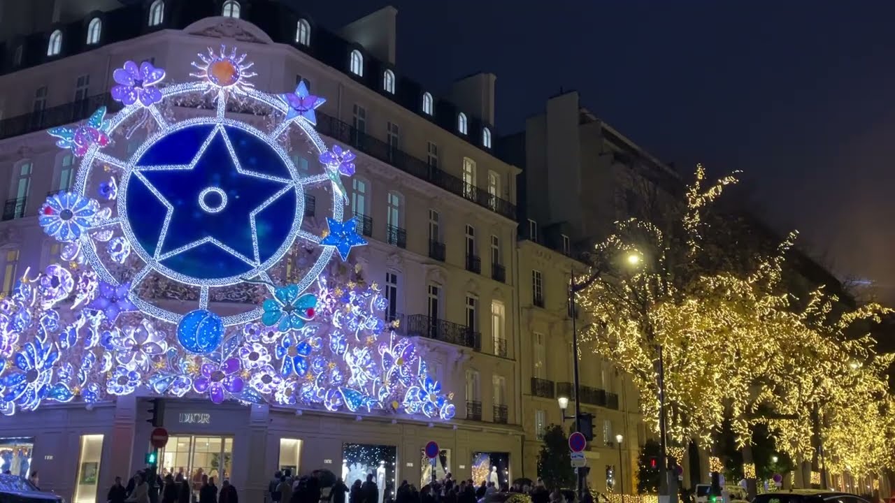 Paris - Illuminations de Noël 2025 - Avenue Montaigne - Boutique Dior