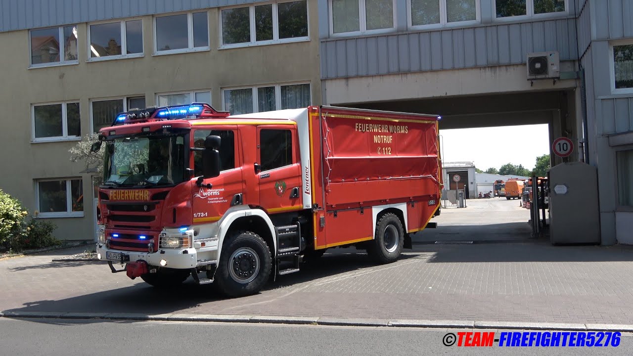 [Alarmstufenerhöhung - Feuer auf Recyclinghof] Feuerwehr Worms rückt von der Hauptfeuerwache aus