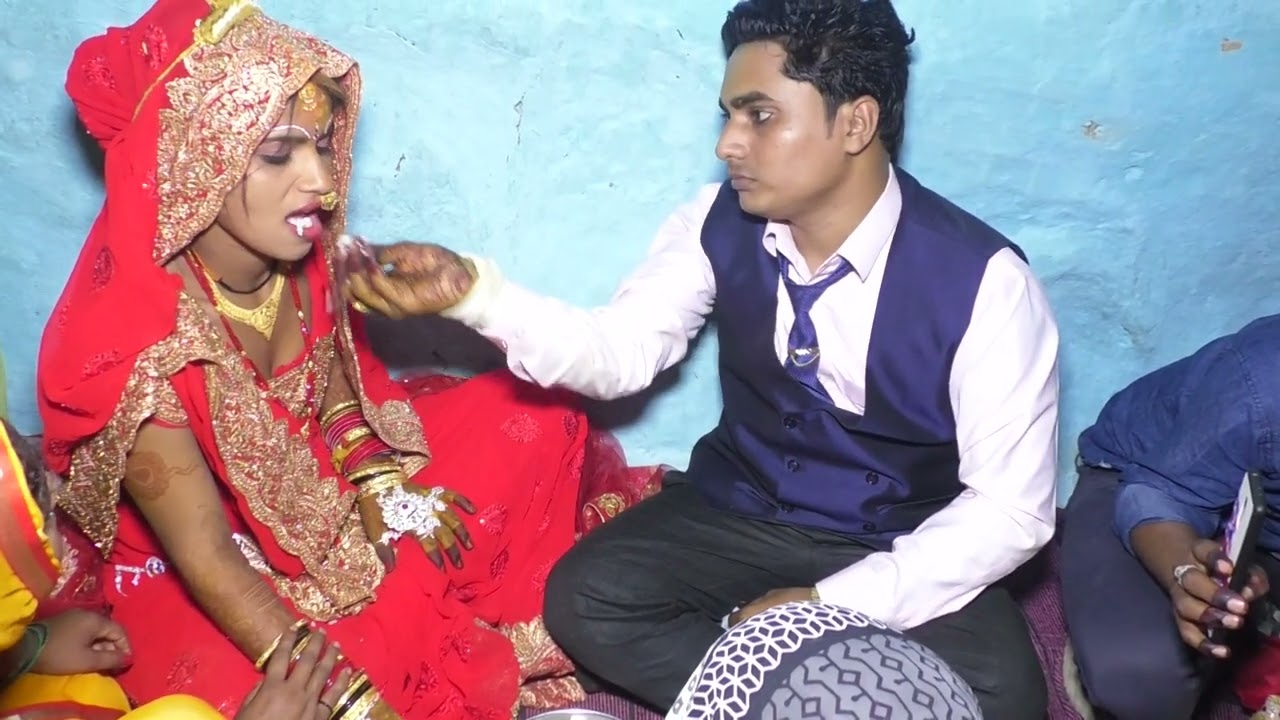 बुन्देलखंडी शादी में दूल्हा दुल्हन को और दुल्हन दूल्हा को खाना खिलते हुए कुछ पल बहुत ही सुन्दर