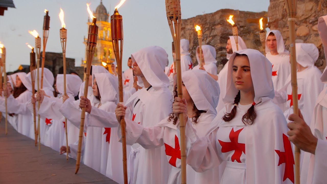 Los caballeros de la Noche Templaria nombran al Gran Maestre y ordenan a los nuevos neófitos