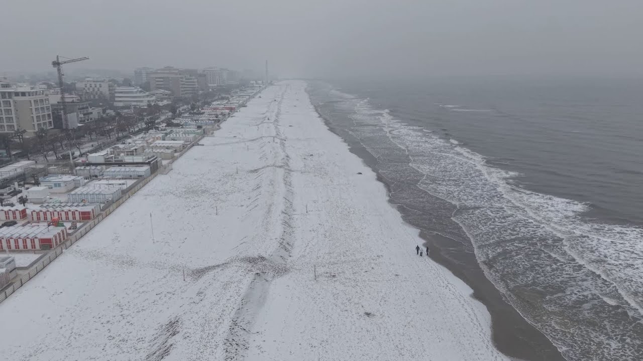 Anche la riviera di Riccione imbiancata: le immagini dal drone