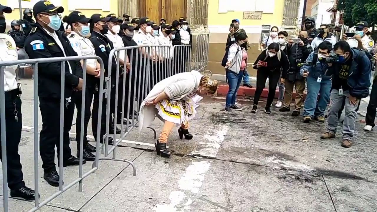 La Pirulina orinando la calle del congreso.