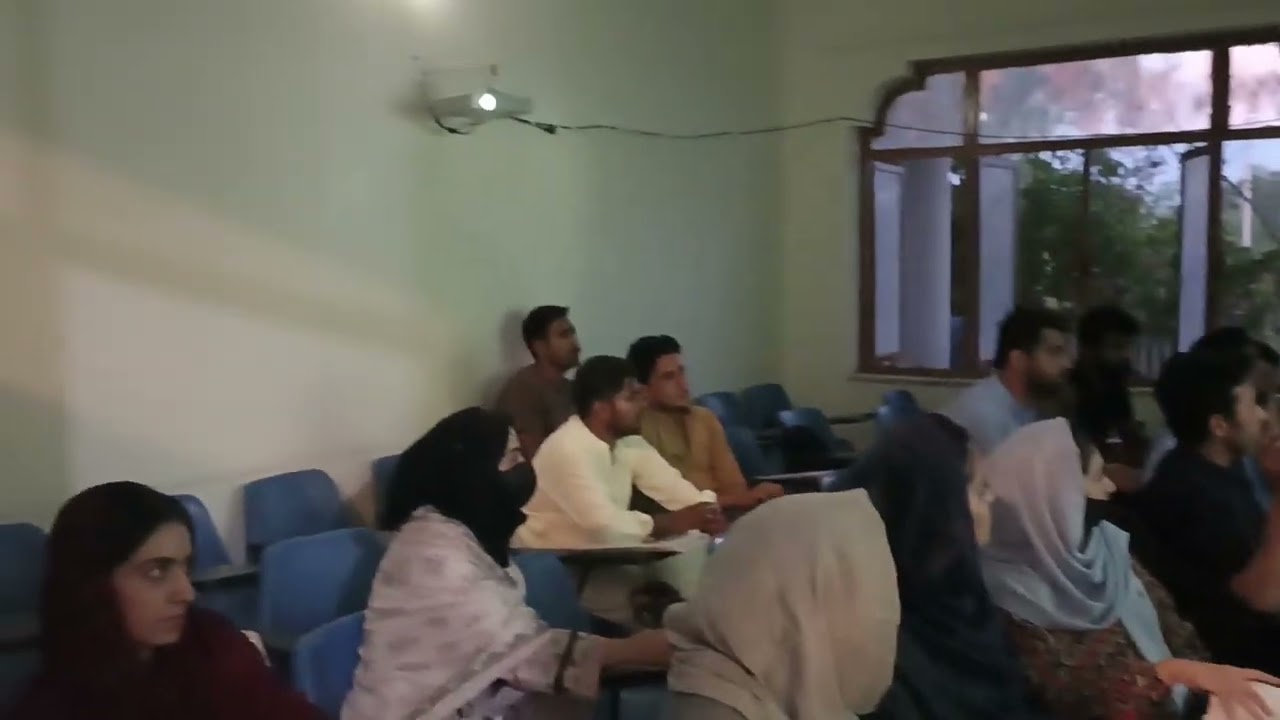 Sir Tariq Hafeez delivering a lecture on Islamic Studies.