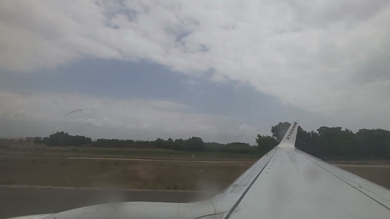 Decollo Ryanair dall'aeroporto di Alghero, destinazione Pisa.