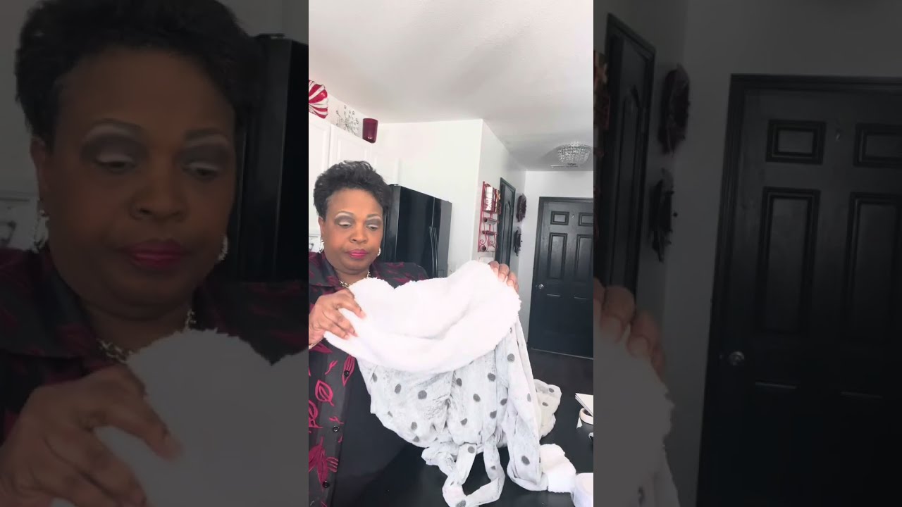 How bathrobes and pajamas sets look professional in your gift baskets 