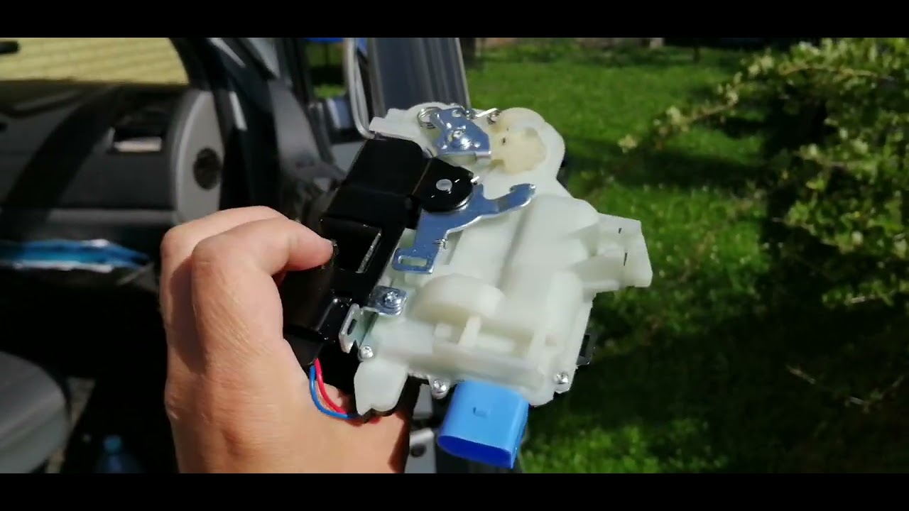 Фольксваген транспортер т5, заклинило замки передних дверей. Вскрываем без повреждения.