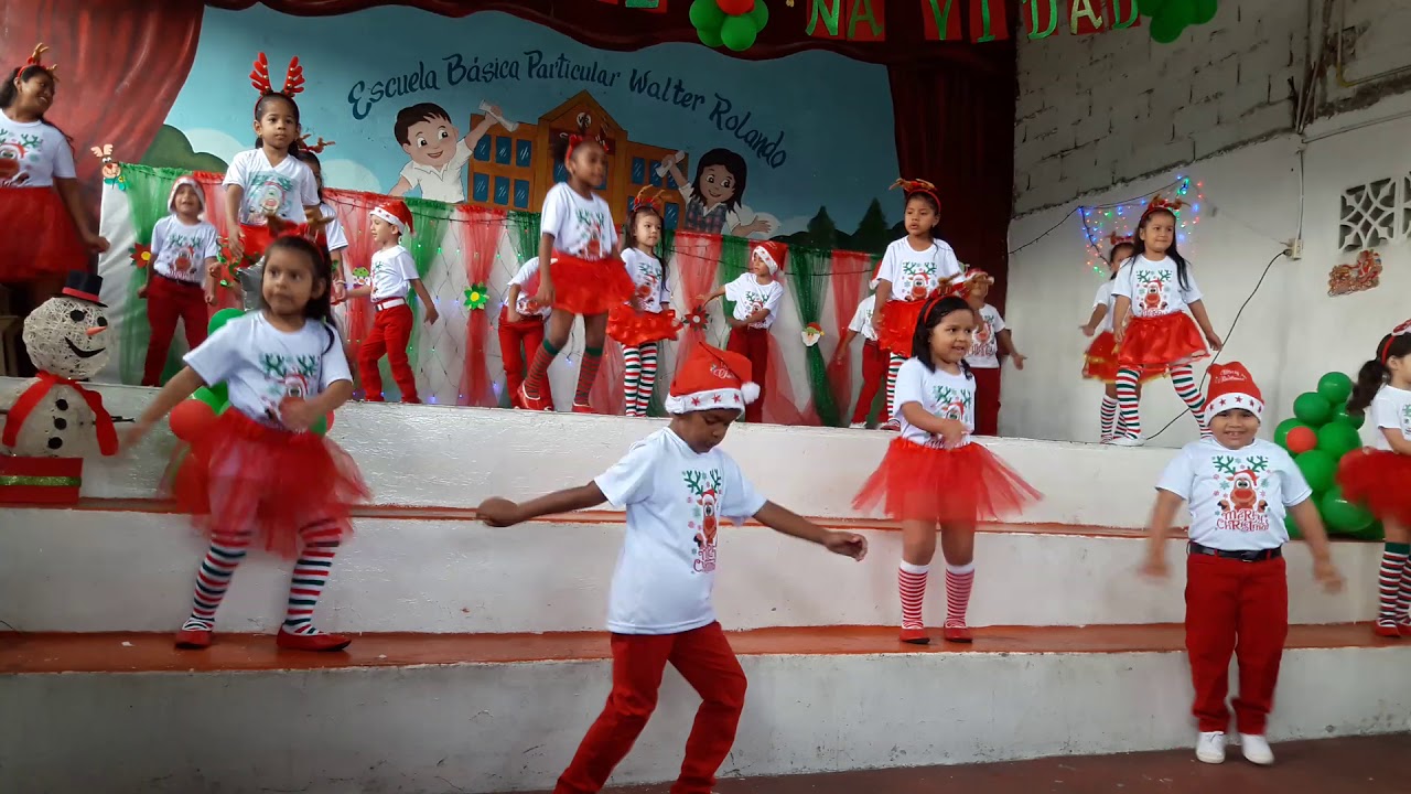 Niños de preparatoria bailando feliz navidad