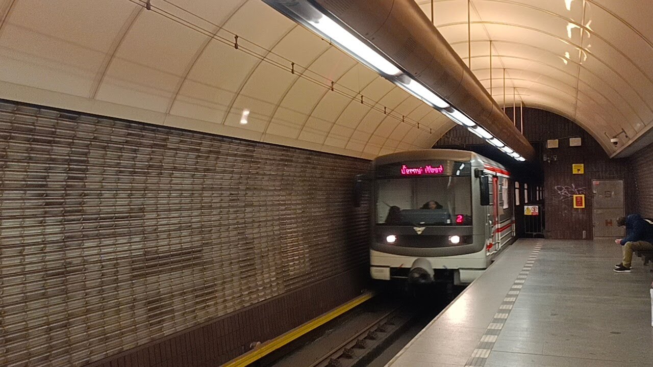 Jízda 81 71M na Lince B Karlovo Nám  Vysočanská a prujezd stanici Českomoravská