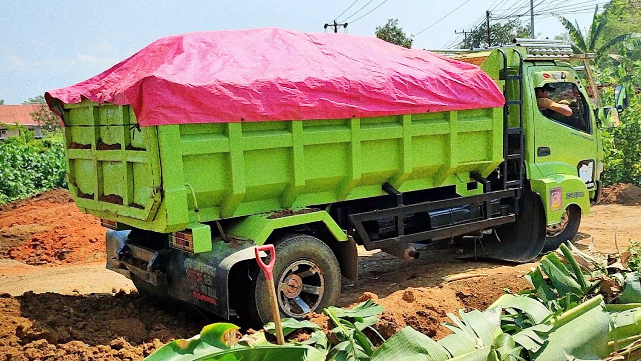 Dump Truk Proyek MoncongLoe Hino Dutro Bongkar Muatan.Truk Jomplang