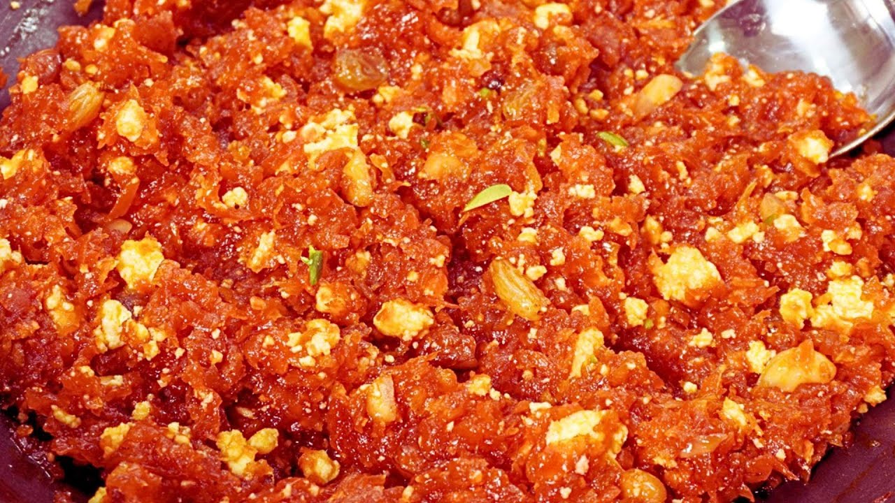 Make wedding carrot halwa at home with a special confectioner's trick. Easy Gajar Ka Halwa Recipe in Hindi