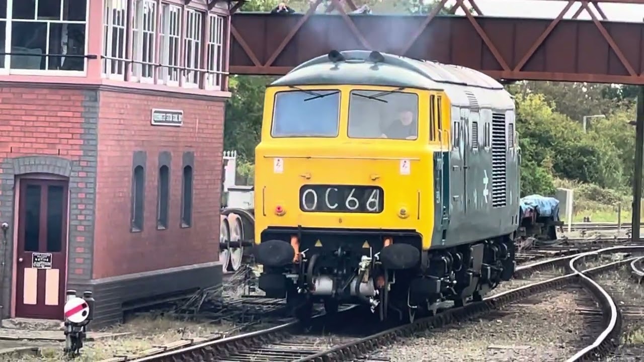 Class 35 Hymek D7076 manoeuvres at Kidderminster SVR 30/9/23