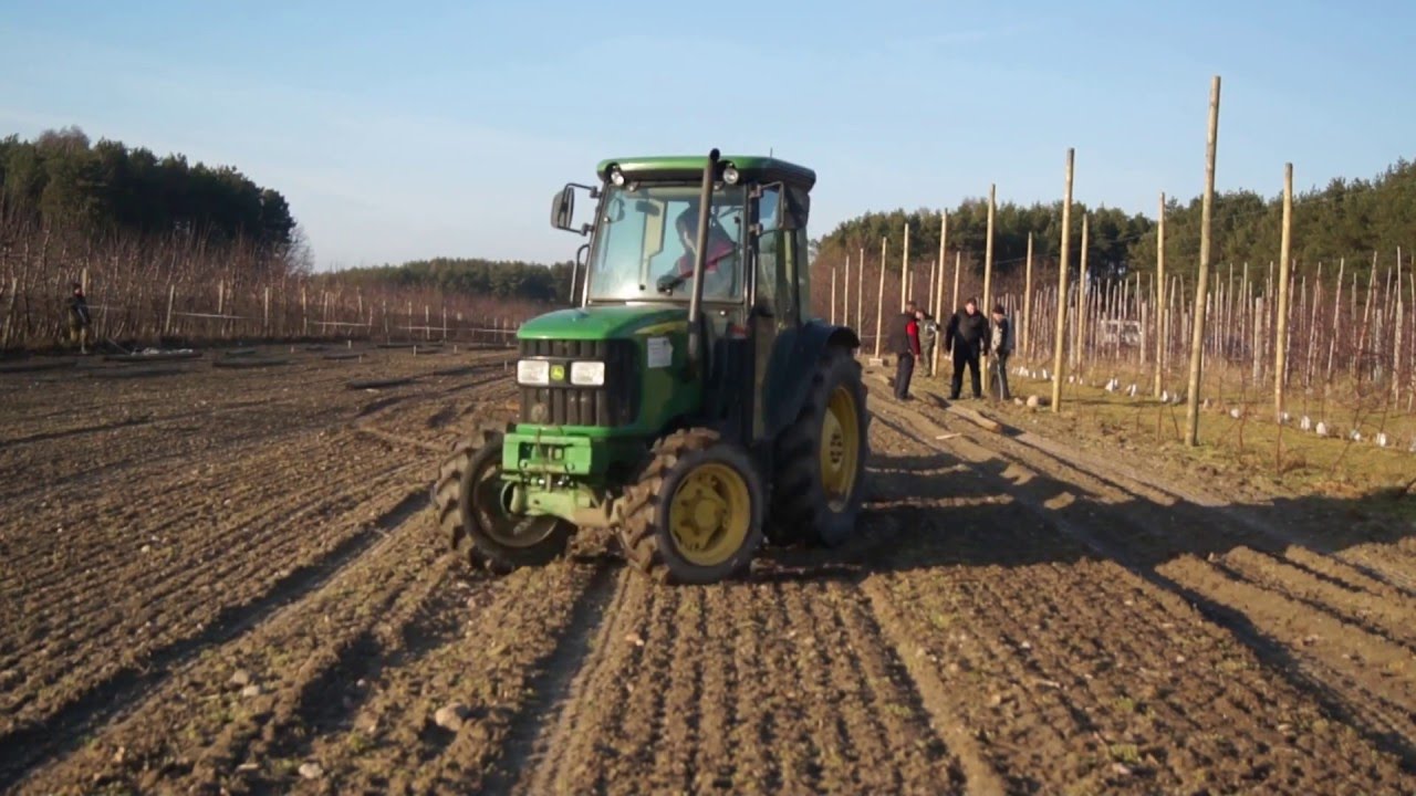 Konstrukcja Antygradowa - Wbijanie słup&oacute;w [John Deere JCB ]