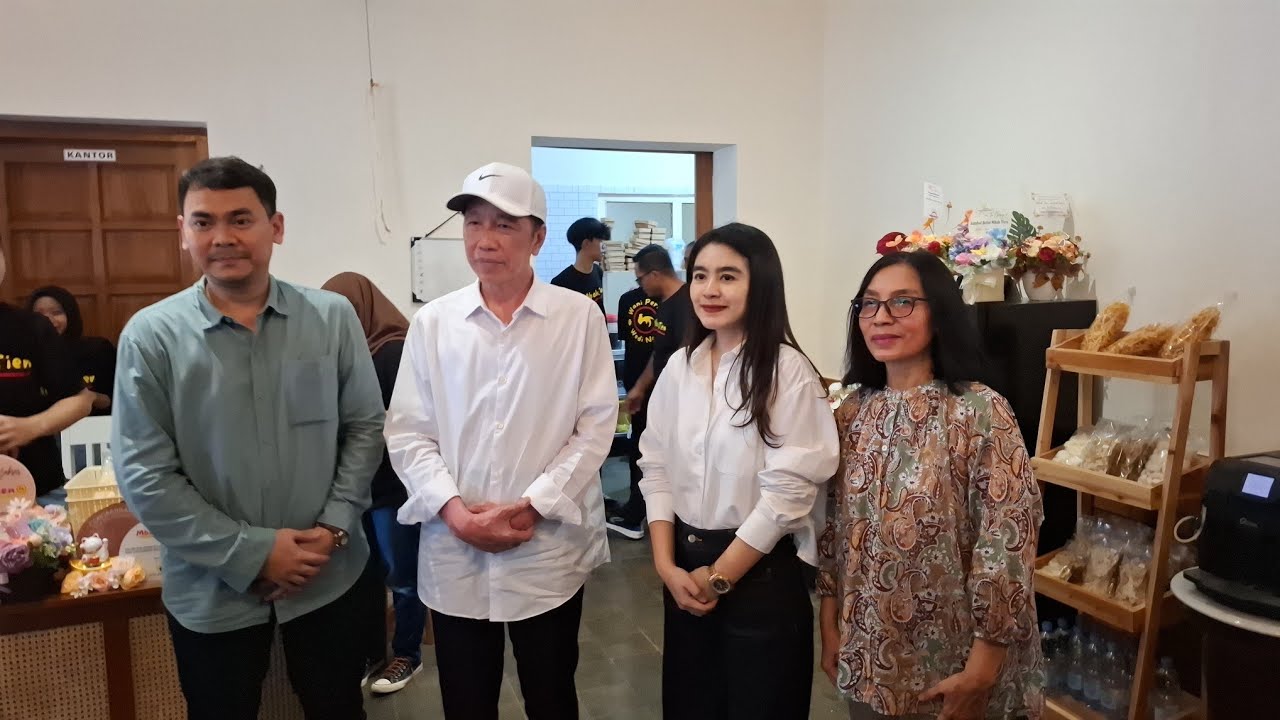 Mertua Gibran Malu-malu Minta Foto Bareng Jokowi untuk 'Penglaris' Resto Sambel Belut