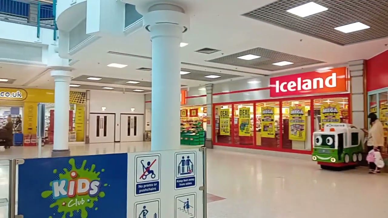 Прогулка по торговому центру «Альгамбра» в Барнсли.