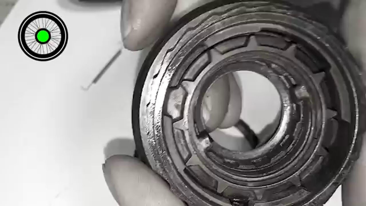 8 speed Shimano. Remove and install the overrunning clutch 02