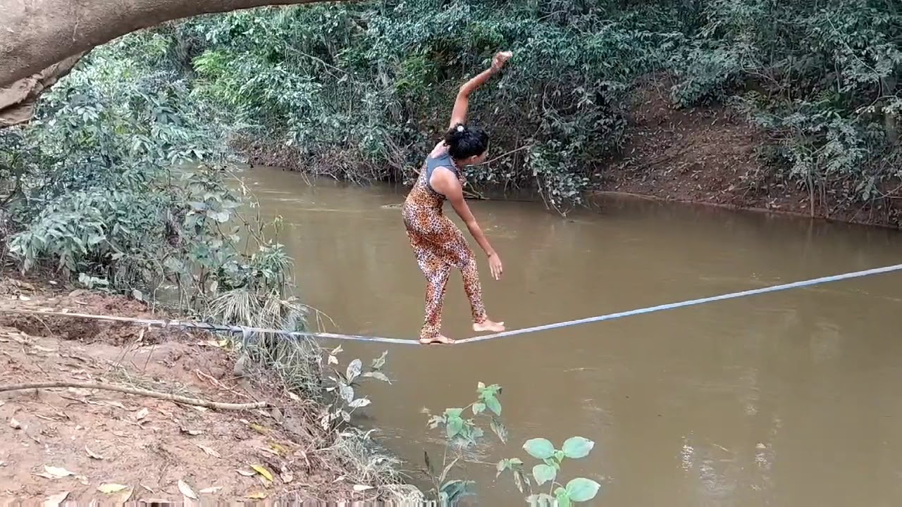 Tentando atravessar o rio