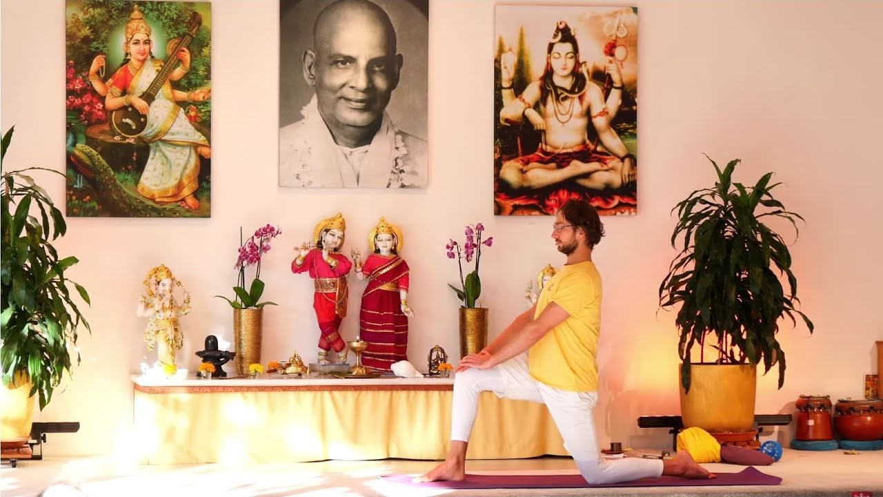Fortgeschrittene Mittelstufe mit Igor - Yoga Vidya Ashram Live - 9:15 - 24.10.2021