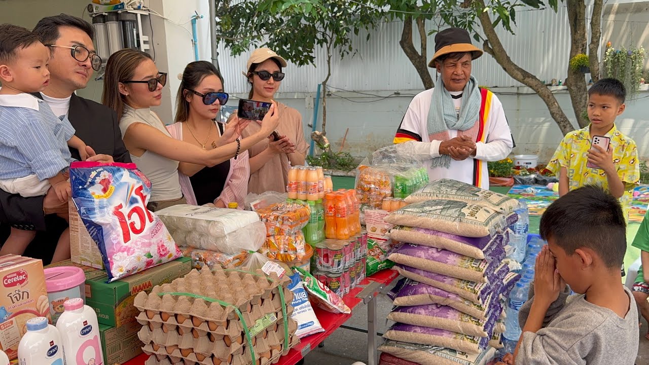 ทีมงานคนสร้างบ้าน อุดรธานี นำของไปมอบแก่เด็กกำพร้า ที่บ้านพ่อครูตะวัน เพื่อเด็กกำพร้า