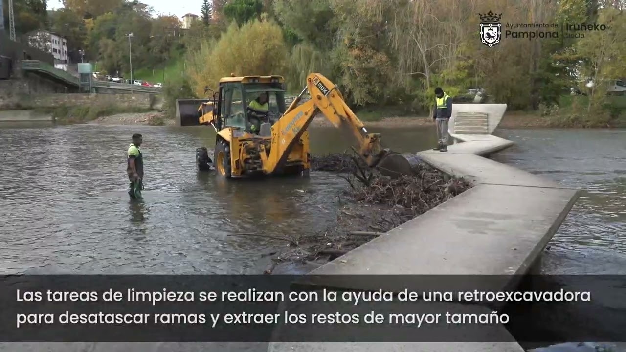 Las labores de limpieza en las pasarelas del río Arga permiten retirar más de mil kilos de broza