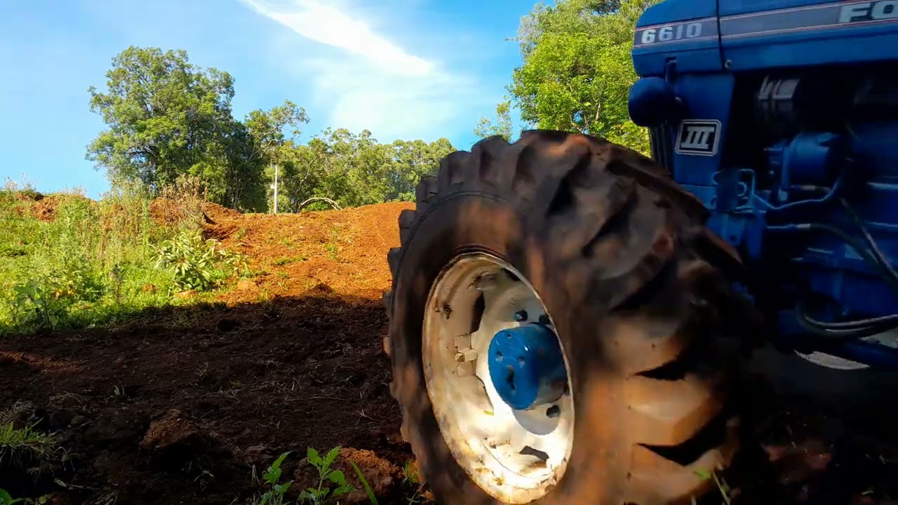 Ford 6610 abrindo vala pra escoar água da chuva 