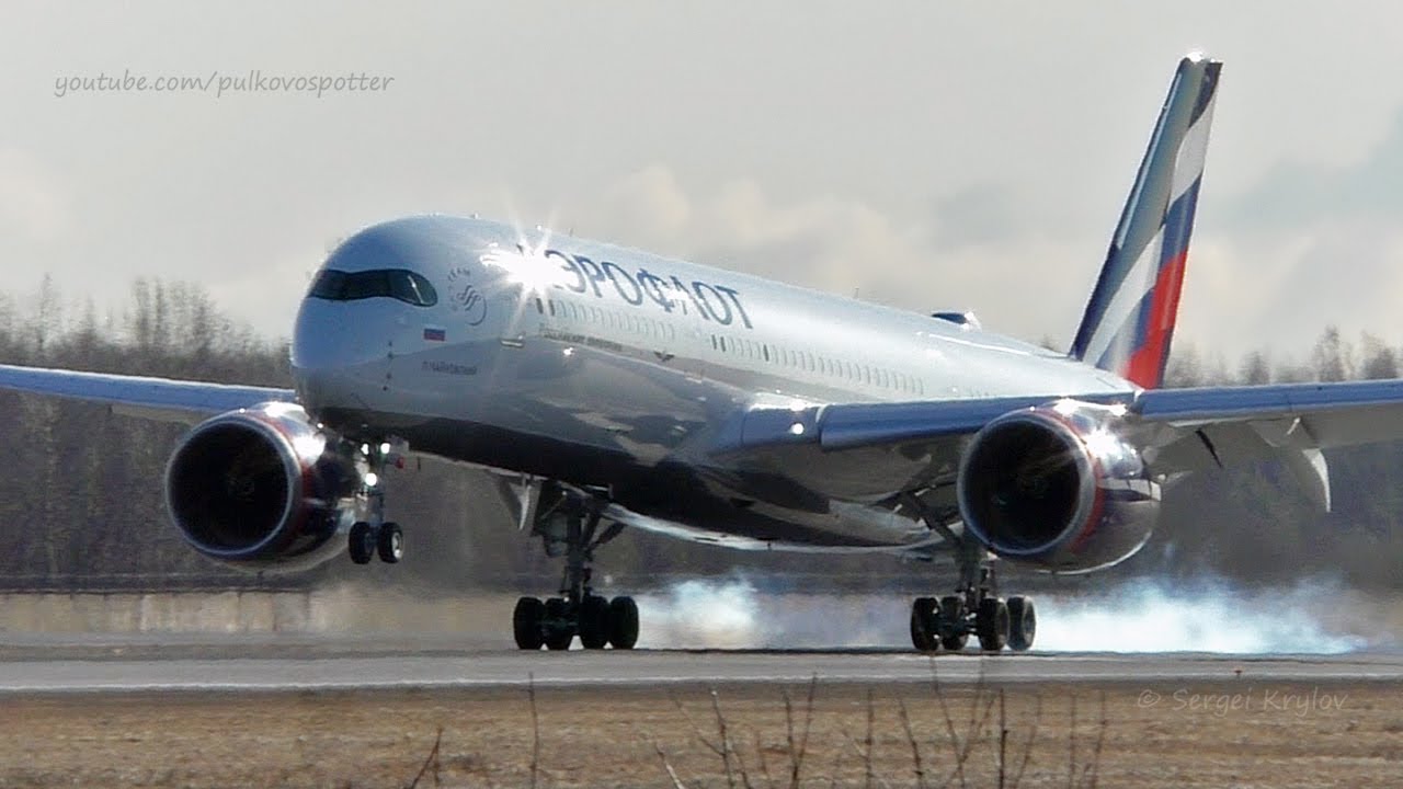 Новый Airbus A350 XWB Аэрофлота садится в аэропорту Пулково, Санкт Петербург.