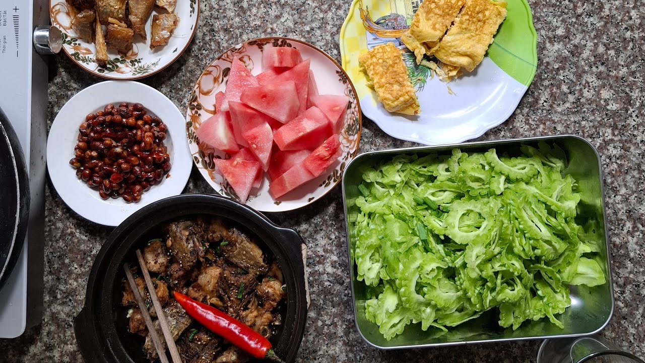 khổ qua xào trứng (Stir-fried bitter melon with eggs)