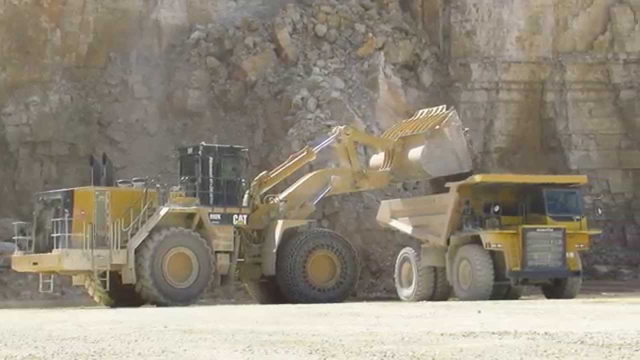 Caterpillar CAT 992K loading Komatsu HD605-7