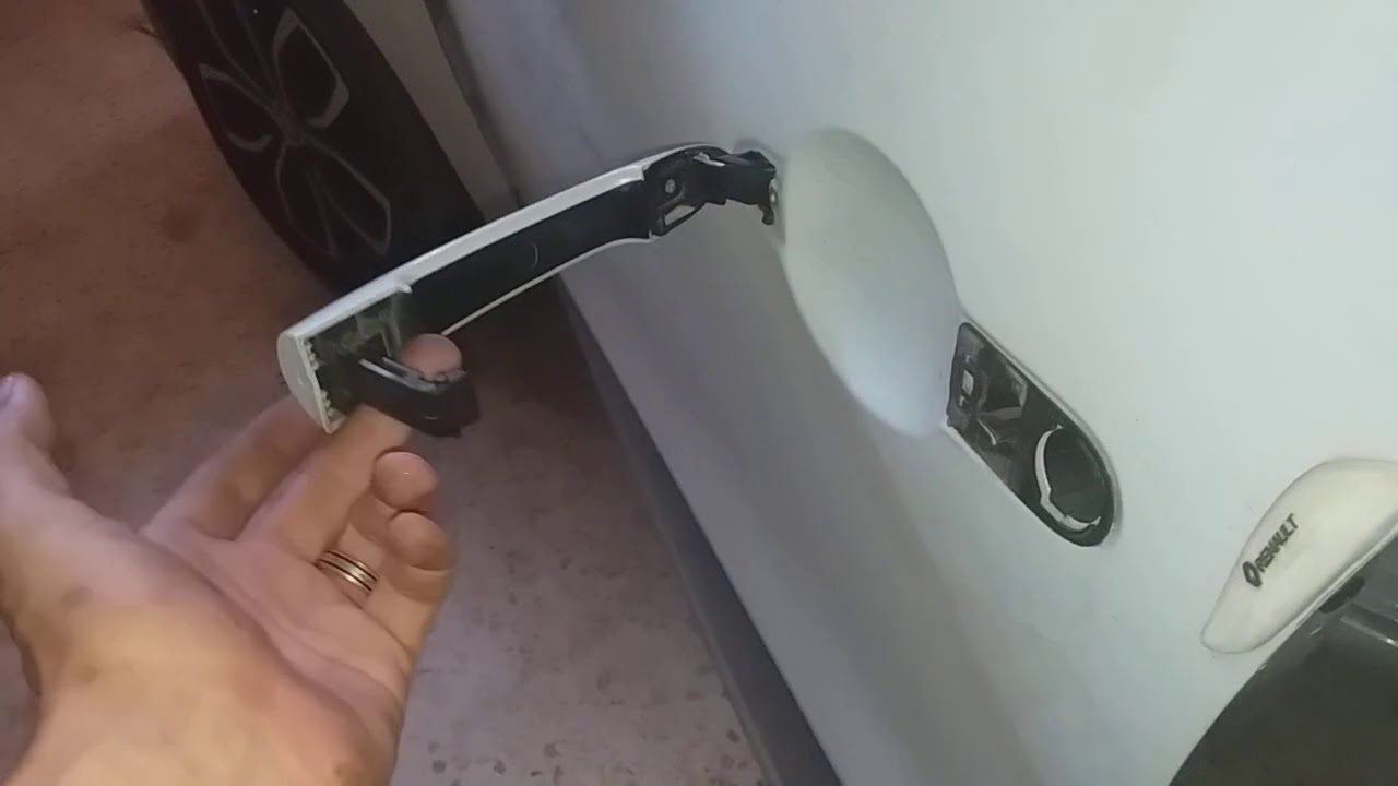 Démonter la poignée de la porte de la CLIO 4