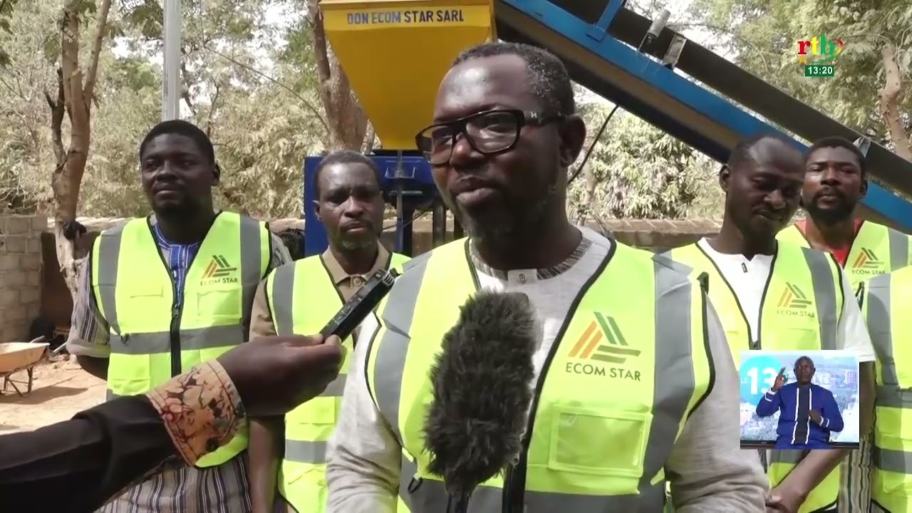 Faso Mêbo :la société ECOM STAR Sarl offre une machine de fabrication mécanisée de pavées à l’agence
