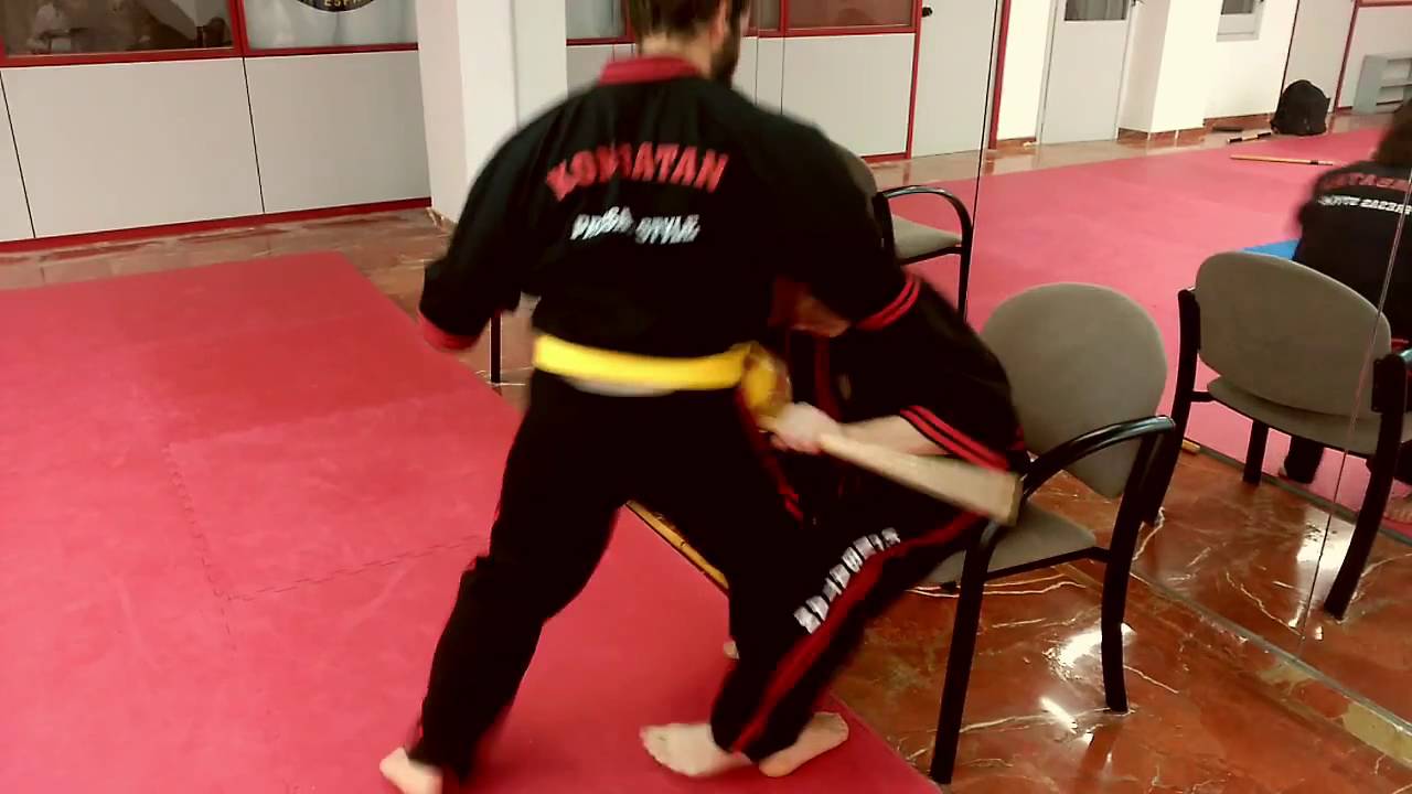 Kombatan   Defensa con bast&oacute;n curvo