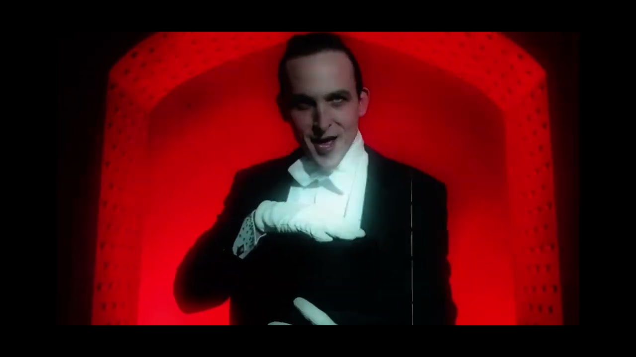 The Penguin singing to Ed Nygma (Gotham)