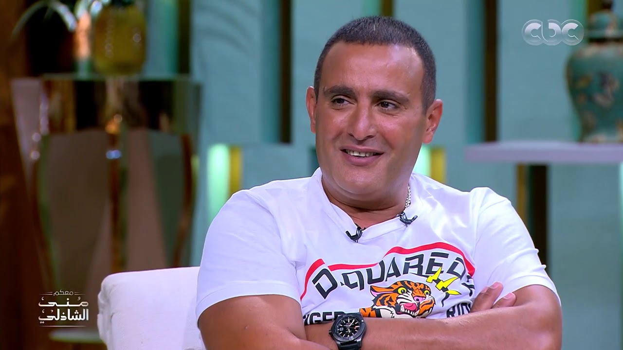 جدعنة أحمد السقا في الشارع.. أنقذ بنتين من الموت