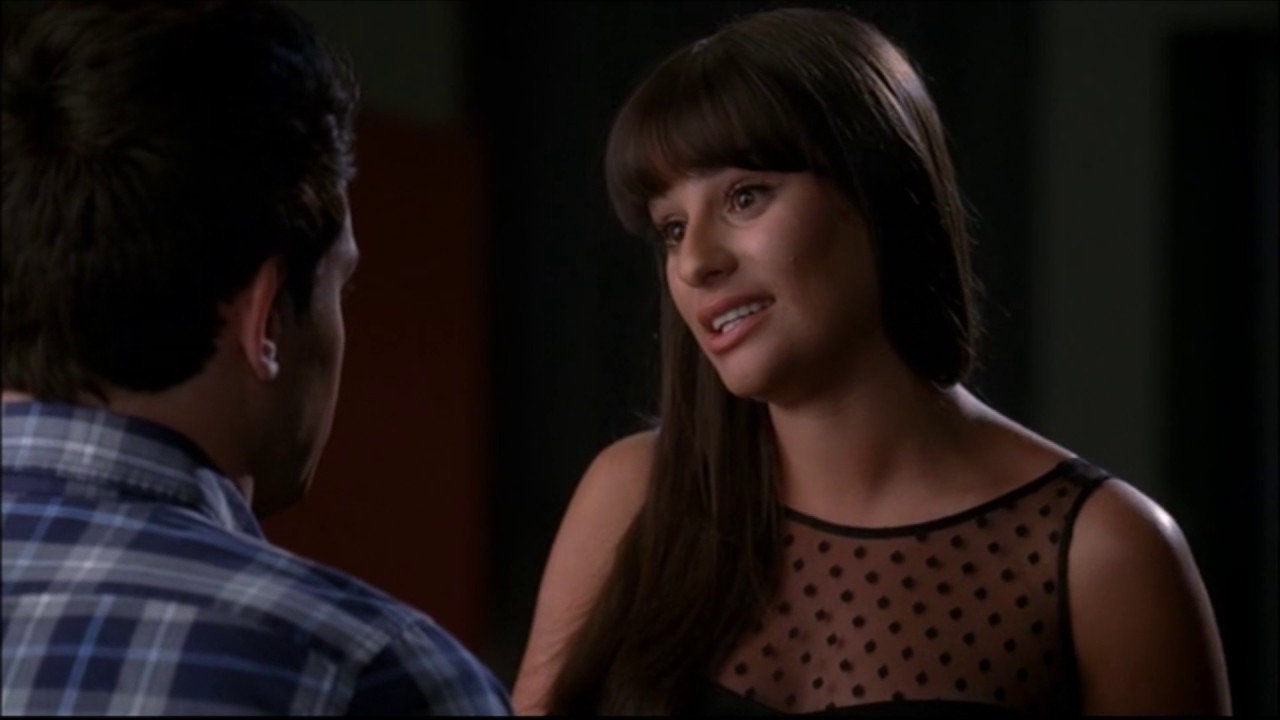 Glee - Rachel tweets Finn to meet her in the auditorium 3x16