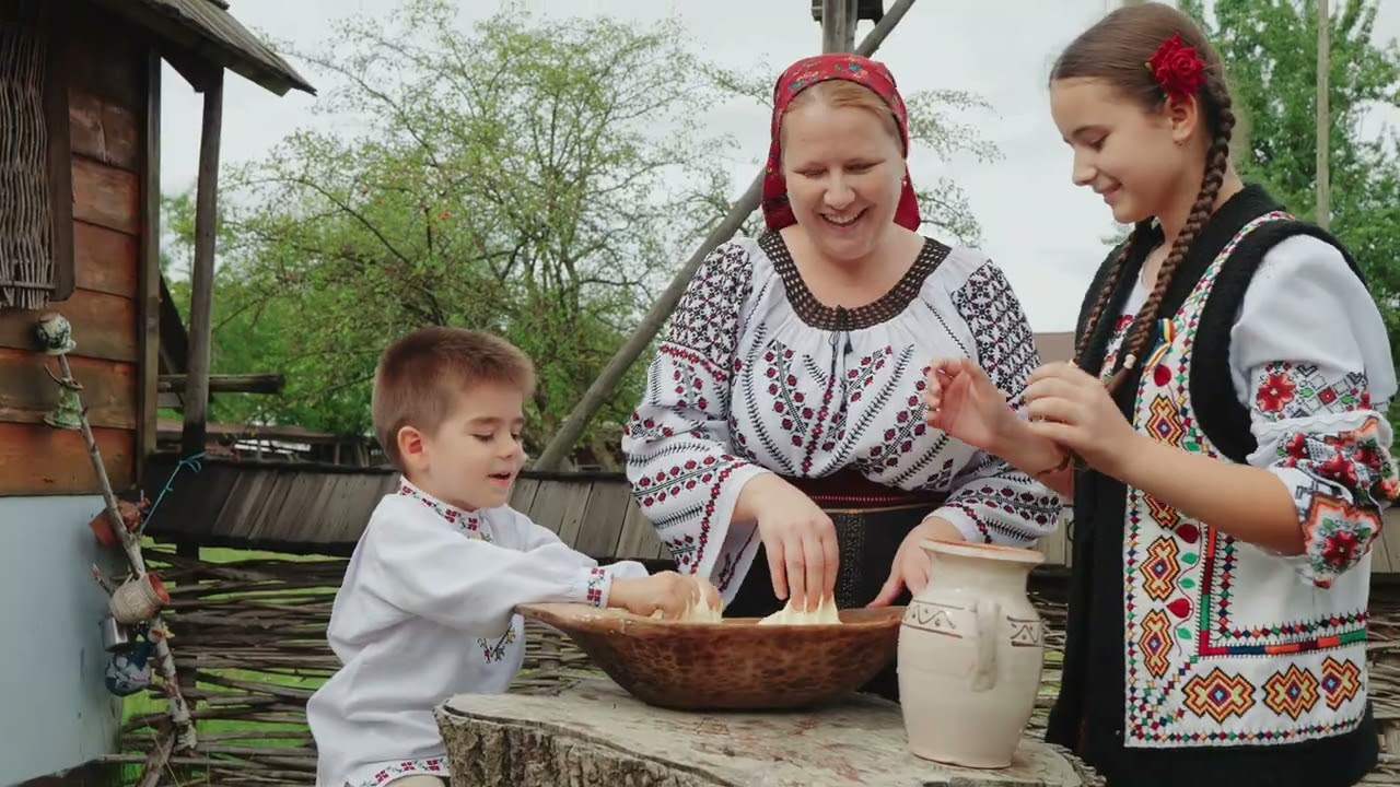 ”Să trăiască măiculița!” - Grupul Vocal ”TĂPĂLUȚA-LUȚA” - Centrul de Artă Iași, prof. Luiza Muscalu