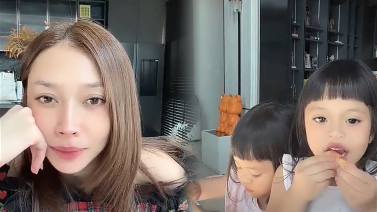 วันนี้แม่แอนอยู่บ้านเล่นกับลูกสาว 