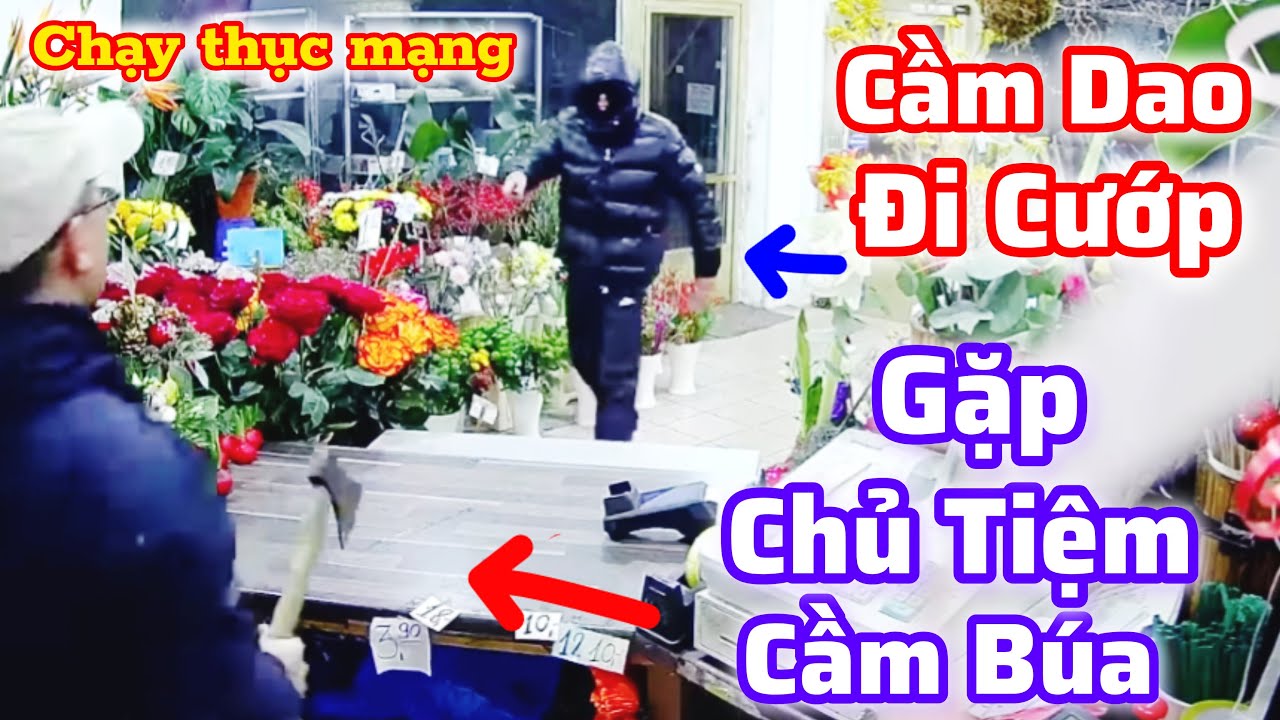 Khoảnh khắc anh trai cầm búa rượt tên cướp có dao chạy như bay