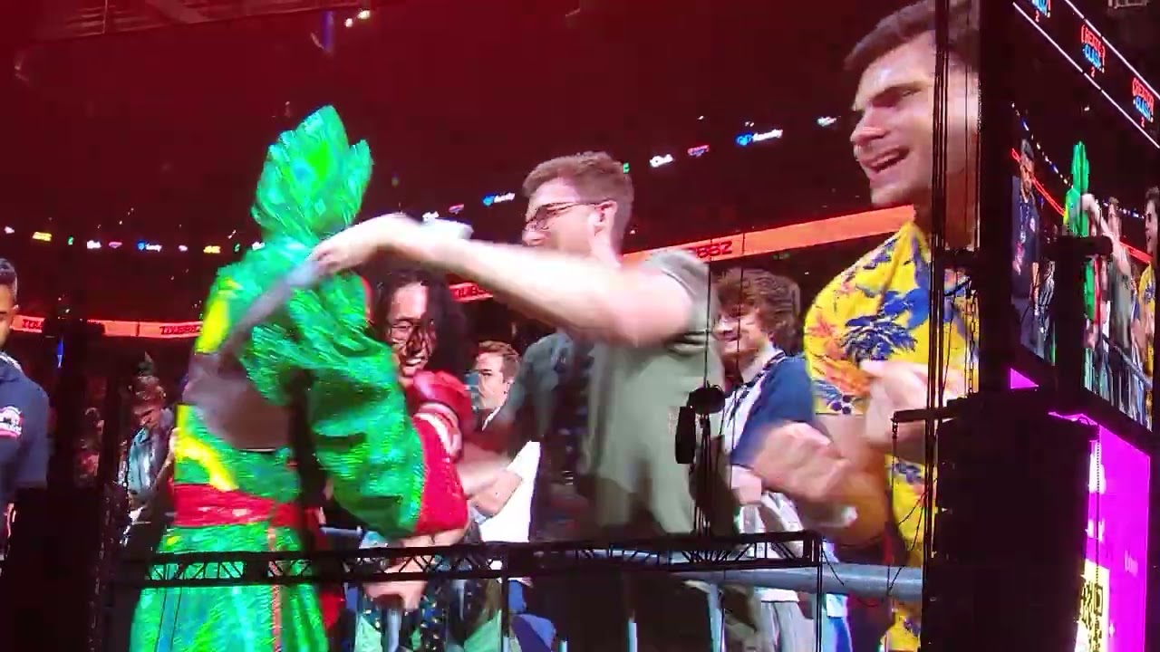 Crowd Reaction to @iDubbbzTV entrance at Creator Clash 2